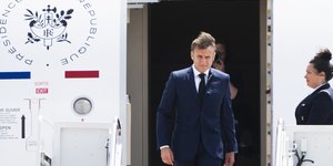 Εμανουέλ Μακρόν βγαινει απο αεροπλανο