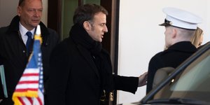 Στιγμιότυπο από την άφιξη του Εμανουέλ Μακρόν στο Λευκό Οίκο