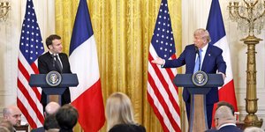 Ο Εμανουέλ Μακρόν και ο Ντόναλντ Τραμπ σε συνέντευξη Τύπου στην Ουάσιγκτον