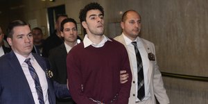 Ο Λουίτζι Μαντζιόνε οδηγείται στα δικαστήρια αλυσοδεμένος