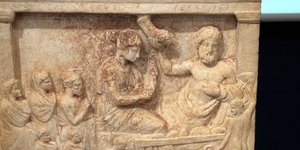 Μαρμάρινο αττικό αναθηματικό ανάγλυφο της κατηγορίας των «νεκροδείπνων» (δεύτερο μισό 4ου αι. π.Χ.)