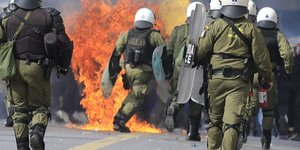 Ρήψη μολότοφ σε ΜΑΤ