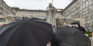 Συνεχίζεται η νοσηλεία του πάπα