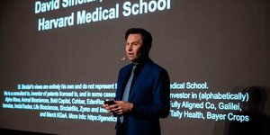 Ο Δρ. David Sinclair είναι ένας από τους πιο επιδραστικούς επιστήμονες παγκοσμίως, γνωστός για το έργο του στον έλεγχο της διαδικασίας γήρανσης.