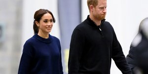 H Μέγκαν Μαρκλ επέστρεψε με το αγαπημένο τζιν που ψηλώνει το πόδι 