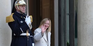 Η Τζόρτζια Μελόνι κατά την άφιξή της στη Διάσκεψη του Παρισιού