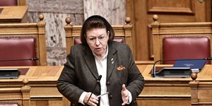 Η Λίνα Μενδώνη στη Βουλή