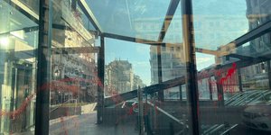 Πέταξαν μπογιές στον σταθμό Βενιζέλου