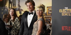 Η Μίλι Μπόμπι Μπράουν με τον Τζέικ Μπον Τζόβι