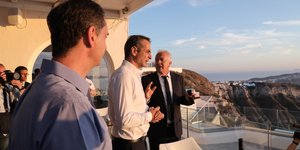 Ο Κυριάκος Μητσοτάκης από παλαιότερη επίσκεψή του στη Σαντορίνη