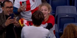 Η αντίδραση 12χρονης από την Κροατία, όταν της δώρισε την φανέλα του ο Μόντριτς [βίντεο]