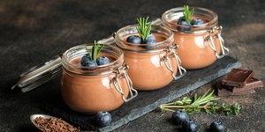 Βαζάκια με μους σοκολάτας με μούρα 