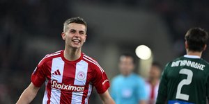 Ο Χρήστος Μουζακίτης πανηγυρίζει το γκολ του Ολυμπιακού στο κύπελλο με τον Παναθηναϊκό