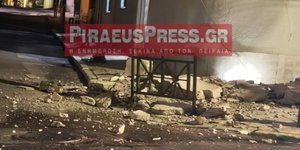 Πειραιάς: Κατέρρευσε μπαλκόνι διατηρητέου κτιρίου -Από τύχη δεν υπήρξε τραυματισμός