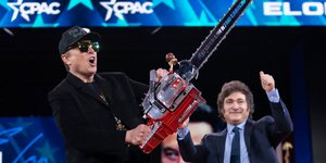 Ο Έλον Μασκ με.., πριόνι μπροστά στον Χαβιέ Μιλέι 