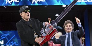 Ο Έλον Μασκ σε συγκέντρωση με αλυσοπρίονο