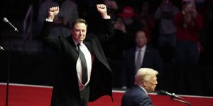 Ο Έλον Μασκ πανηγυρίζει για τα όσα λέει σε συγκέντρωση ο Ντόναλντ Τραμπ