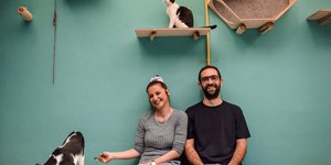 Η Ναταλί και ο Δημήτρης από το Cat Cafe Athens