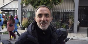 Στο καρναβάλι του Μεταξουργείου ο Νίκος Αλιάγας με διαφορετική εμφάνιση -Άφησε μούσι και μουστάκι