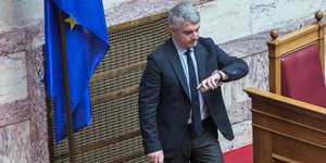 Ο Οδυσσέας Κωνσταντινόπουλος κοιτάζει το ρολόι του