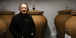 Ο οινοποιός, Π. Σιγάλας, παράγει κρασί δίπλα στο Κολούμπο, στη Σαντορίνη 