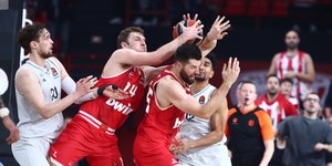 Στιγμιότυπο από τον αγώνα του πρώτου γύρου Ολυμπιακός - Παρί