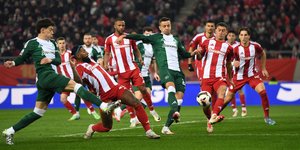 Στιγμιότυπο από παλιότερη αναμέτρηση μεταξύ Ολυμπιακού και Παναθηναϊκού