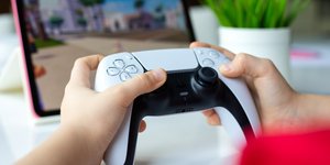 Παιδί παίζει PlayStation