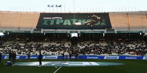 Ο Παναθηναϊκός τιμά τη μνήμη του Μίμη Δομάζου με τεράστιο πανό στο ΟΑΚΑ