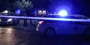 Περιπολικό έξω από μαγαζί