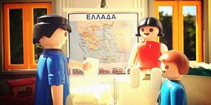 Τα Playmobil του Νίκου Παπαδόπουλου απεικόνισαν την Ελλάδα της κρίσης και των μνημονίων / PLASTICOBILISM
