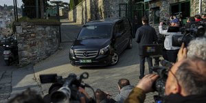 Δημοσιογράφοι έξω από την πρεσβεία των ΗΠΑ στη Κωνσταντινούπολη