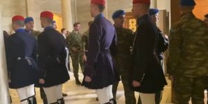 Στη Βουλή η προεδρική φρουρά μετά τα επεισόδια στο Σύνταγμα