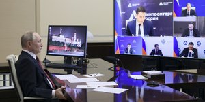 Ο Πούτιν σε τηλεδιάσκεψη με υπουργούς