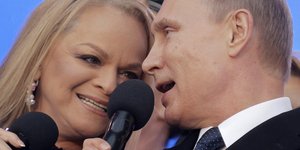 Ο Πούτιν τραγουδάει με ρωσίδα καλλιτέχνιδα