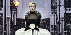 Ο Richard Quinn δημιούργησε ένα χειμωνιάτικο παραδεισένιο κόσμο στην Εβδομάδα Μόδας του Λονδίνου