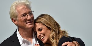 O Ρίτσαρντ Γκιρ με την σύντροφό του