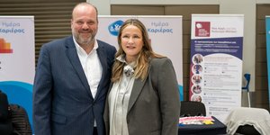 Η πρόεδρος του ΙΝΕΔΙΒΙΜ Άννα Ροκοφύλλου με τον πρόεδρο της ΔΥΠΑ Σπύρο Πρωτοψάλτη στις Ημέρες Καριέρας της ΔΥΠΑ στη Θεσσαλονίκη για την προώθηση της Ευρωπαϊκής Κάρτας Νέων