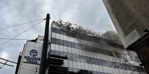 Συνελήφθησαν 25 μέλη του Ρουβίκωνα που ανέβηκαν στην ταράτσα των γραφείων της Hellenic Train