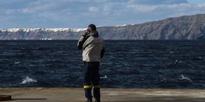 Ανδρας στη Σαντορίνη μιλάει στο κινητό