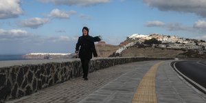 Έρημη η καλντέρα στη Σαντορίνη