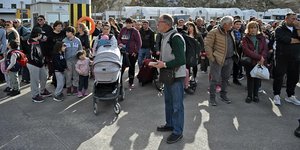 Στο λιμάνι της Σαντορίνης κάτοικοι περιμένουν να επιβιβαστούν σε πλοίο για να φύγουν απλό το νησί
