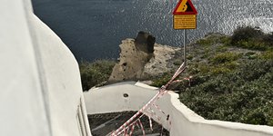 Κορδέλα σε σοκάκι στη Σαντορίνη