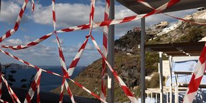 Κορδέλες απαγόρευσης πρόσβασης στην καλντέρα της Σαντορίνης 