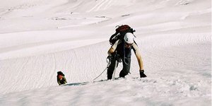 Σε καταστάσεις ακραίου κινδύνου, πολλοί άνθρωποι αναφέρουν ότι έχουν αντιληφθεί μια μυστυριώδη φιγούρα δίπλα τους / Shutterstock