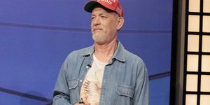 Η εμφάνιση του Τομ Χανκς στο «SNL50» προκάλεσε αντιδράσεις των Ρεπουμπλικανών στα μέσα κοινωνικής δικτύωσης / NBC