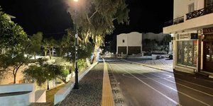 Άδειοι δρόμοι στη Σαντορίνη λόγω των σεισμών