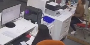 Η στιγμή που ο Εγκέλαδος χτυπά τη Σαντορίνη