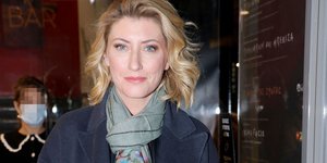 Η Σία Κοσιώνη αυτοτρολάρεται για το ντύσιμό στο δελτίο ειδήσεων του ΣΚΑΙ