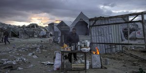 σκηνες αντρας μαγειρευει